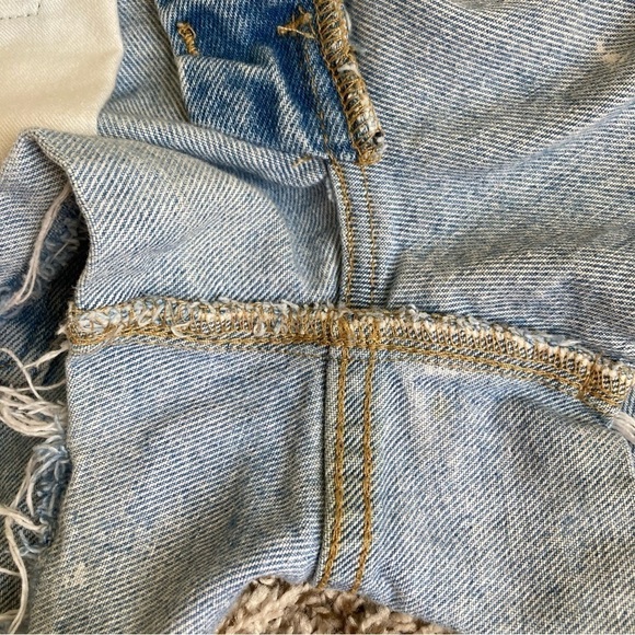 BDG Tomboy Buttonfly Mid Rise 3” Denim Shorts Light Wash Distressed Frayed Sz 25 - Picture 13 of 16